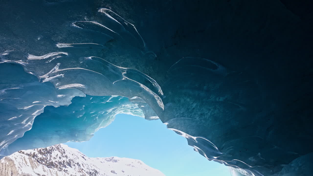 瑞士莫爾特拉奇冰川洞穴的內部景觀，呈現冰雪覆蓋的景色。