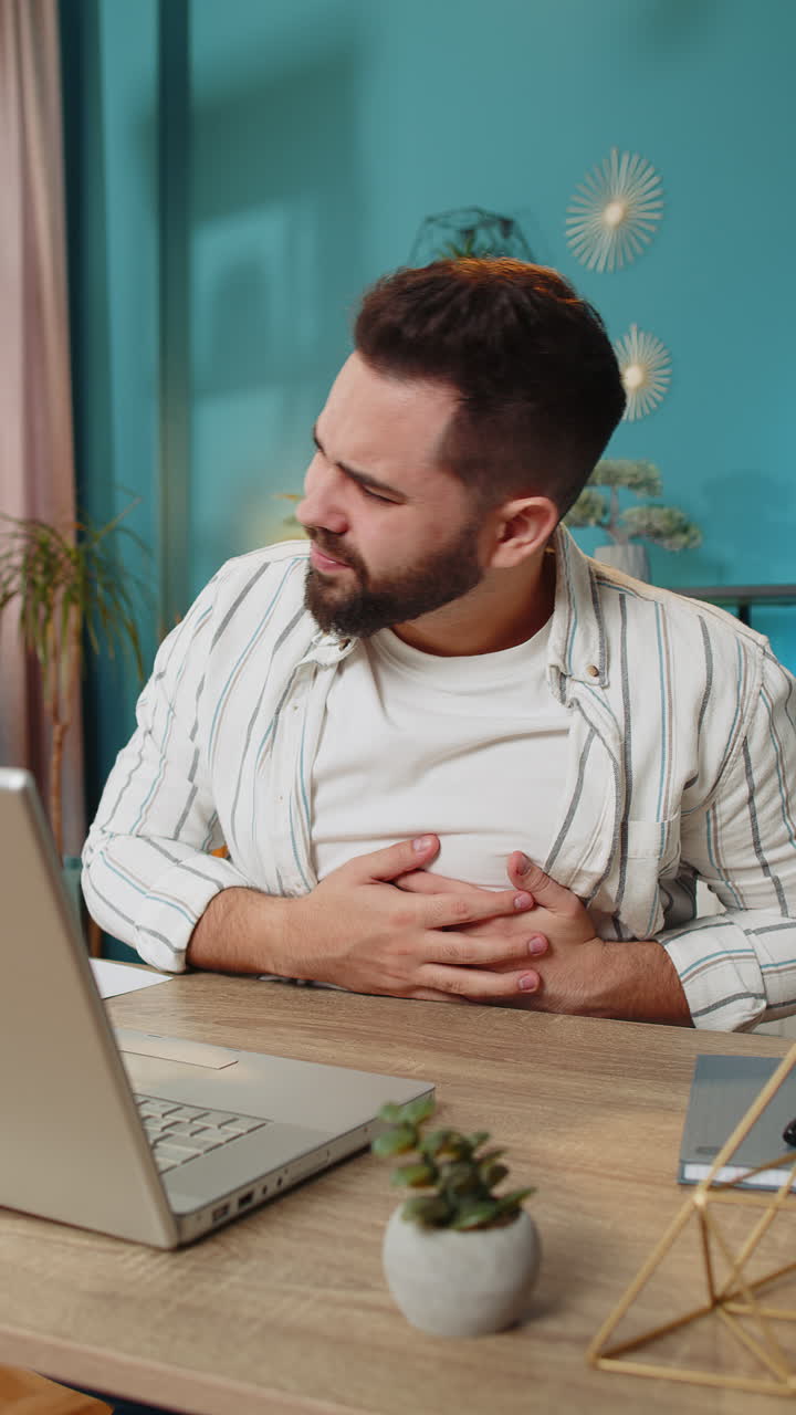 hombre independiente sufre de tensión sosteniendo el pecho con dolor de corazón ataque riesgo de derrame cerebral en casa