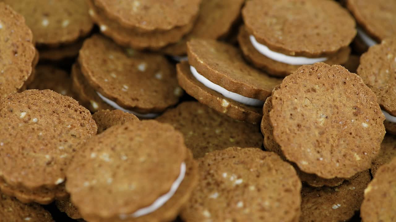 회전하는 판에 있는 헤이즐 크림 쿠키 (매는 루프 가능)