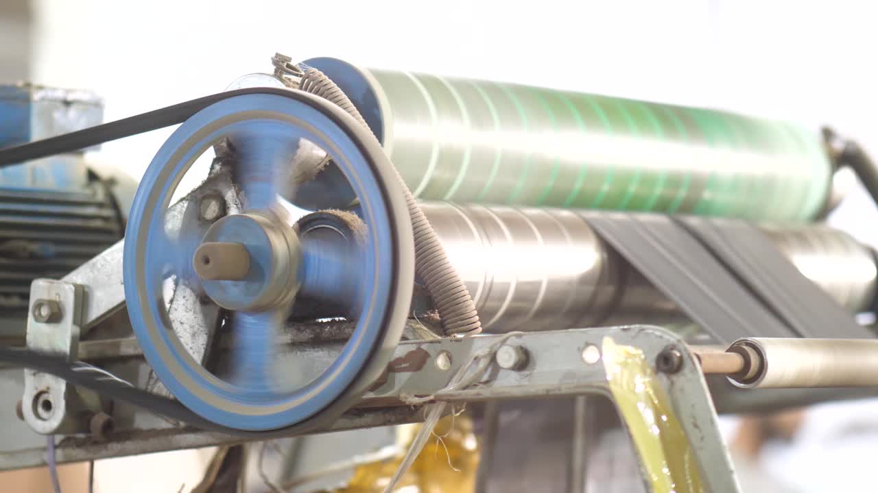 비닐 봉투를 만드는 메커니즘의 일부는 움직이는 롤러입니다.