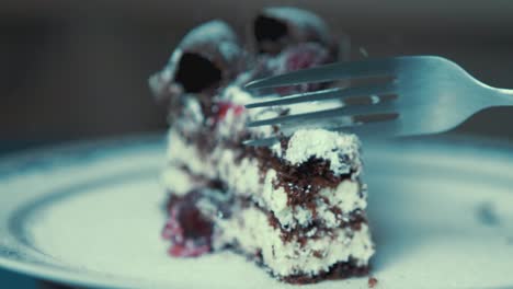 el tenedor toma un trozo de pastel de crema de chocolate apetitoso