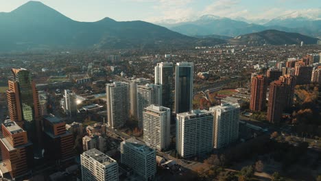 Edificios-De-Gran-Altura-En-El-Distrito-De-Las-Condes-Cerca-Del-Parque-Araucano-En-Santiago,-Chile---Toma-Aérea-De-Drones