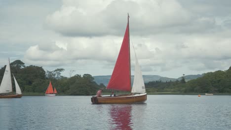 increíble velero de sirena construido con clinker de madera hecho a mano en el lago