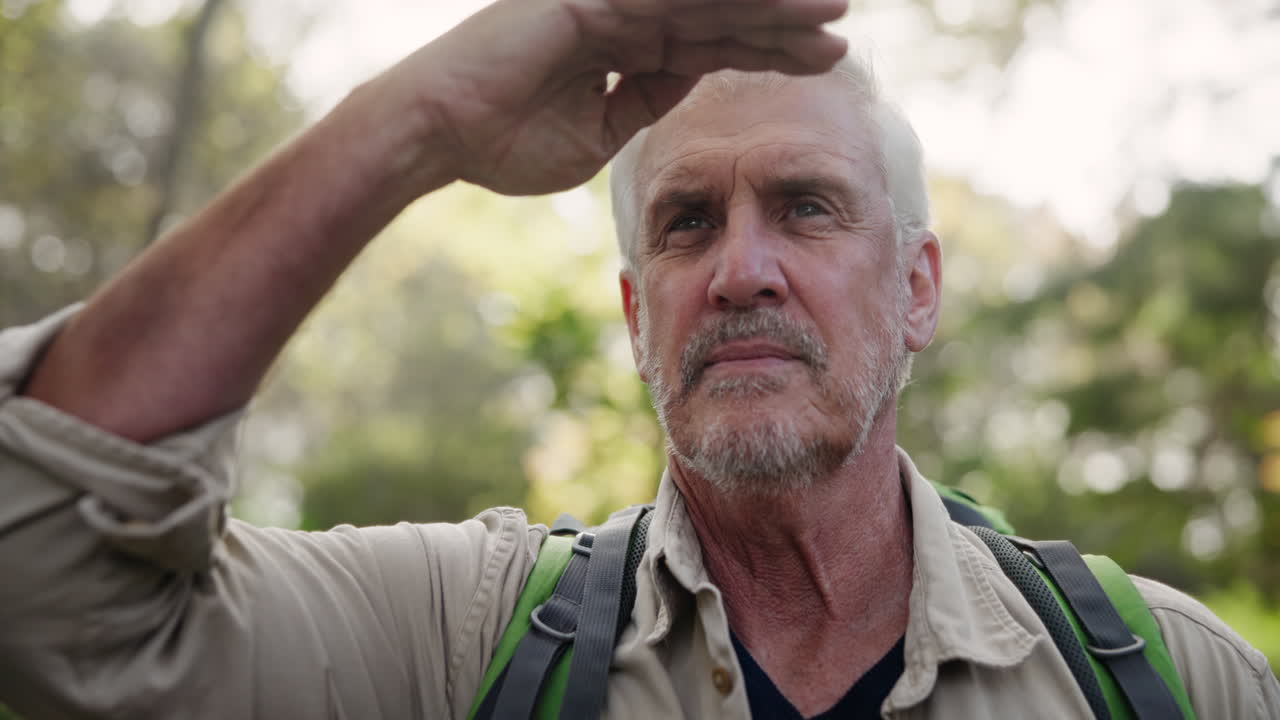 un anciano haciendo una caminata en el bosque.