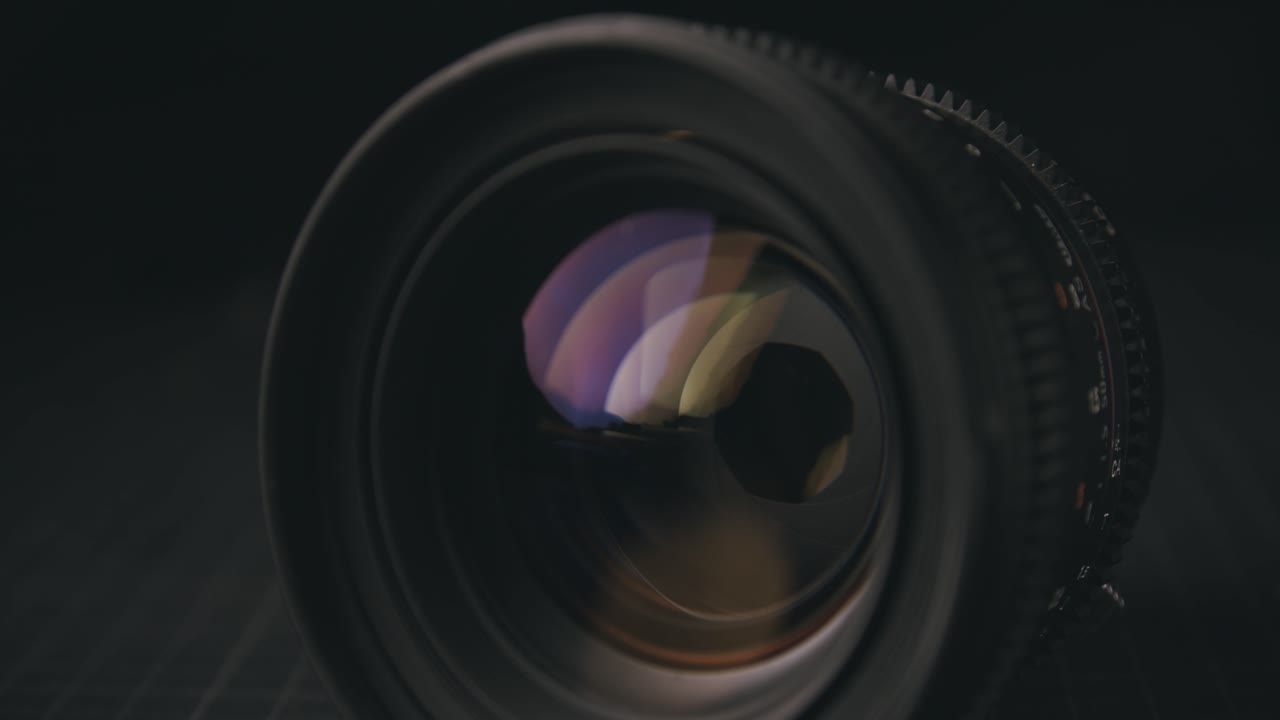 Primo piano di un obiettivo fotografico che mostra i suoi dettagli - Scatto ravvicinato.