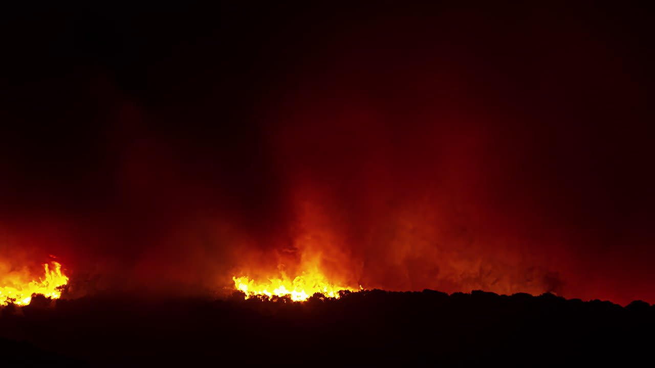 incendio forestal en gibraltar, españa - luz nocturna en el lapso de tiempo