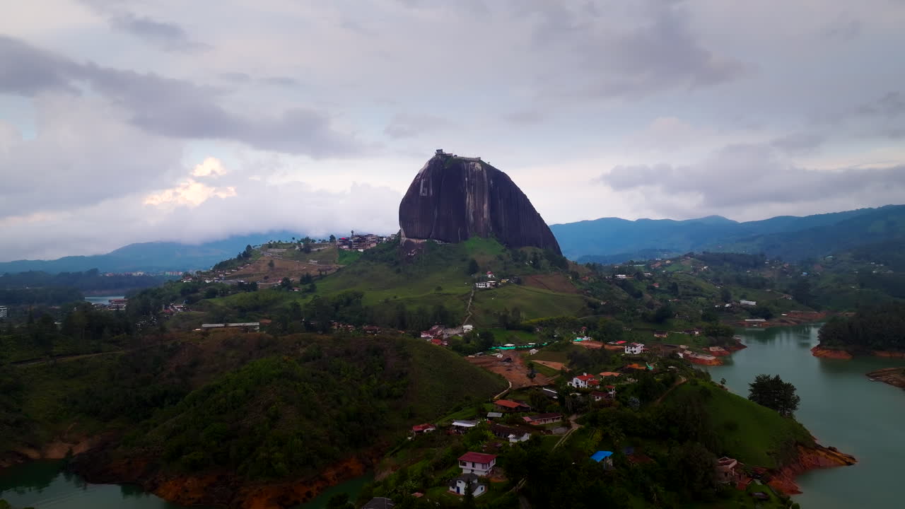 Famoso ponto turístico de La Piedra ou A Rocha de Guatapé, um inselberg na margem do lago