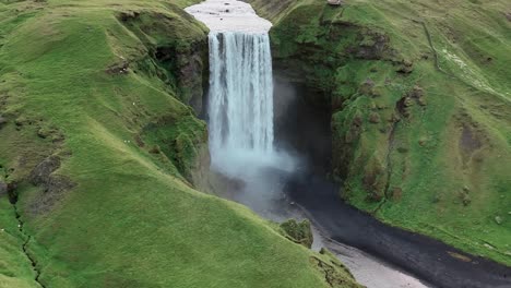 vista panorámica de la famosa cascada skogafoss en islandia - retiro aéreo