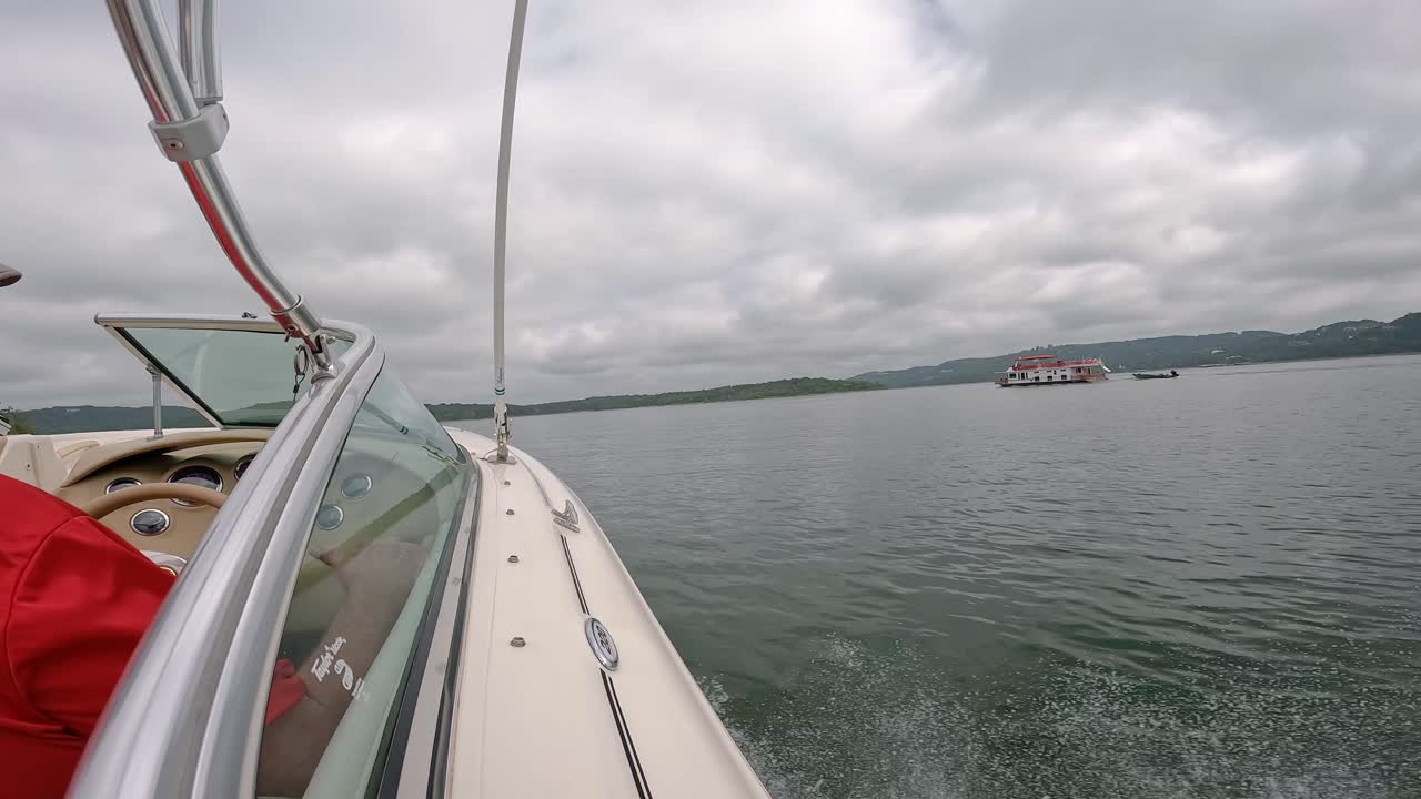 빨간 셔츠를 입은 남자가 캐주얼하게 스포츠를 즐기고 있다