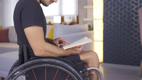 persona discapacitada leyendo un libro en silla de ruedas.