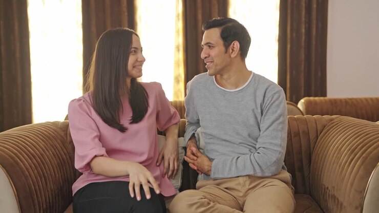 una feliz pareja india hablando y discutiendo algo
