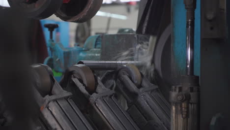fabricación de metalistería, tubo de tubería de metal hilado a través del agua en la fábrica