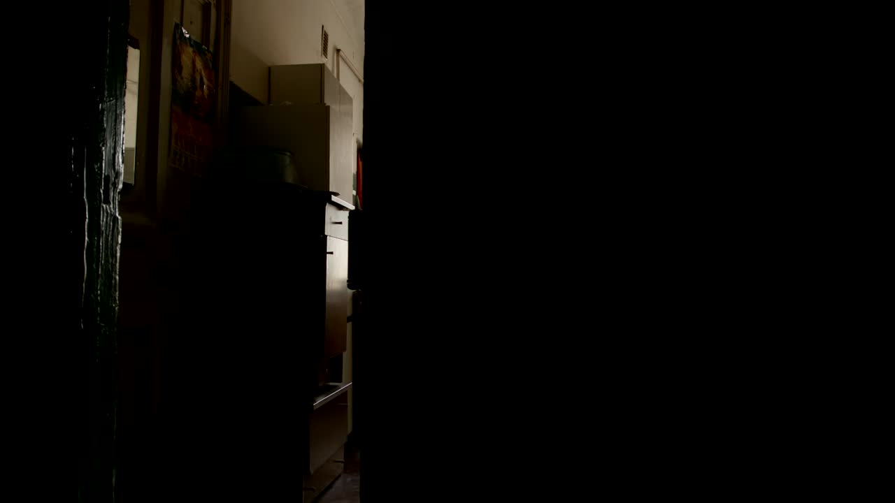 아파트의 부으로 문을 열고