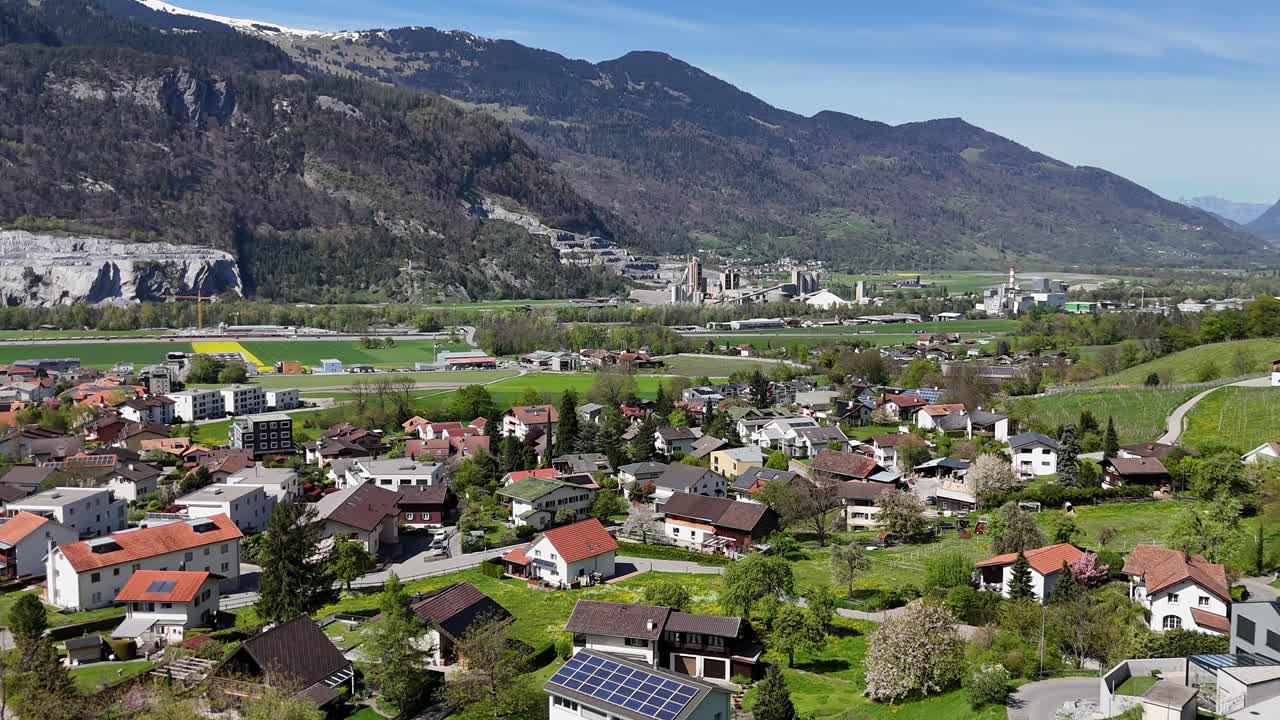 estableciendo un dron disparado sobre una ciudad suiza con modernos paneles solares en los techos de las casas