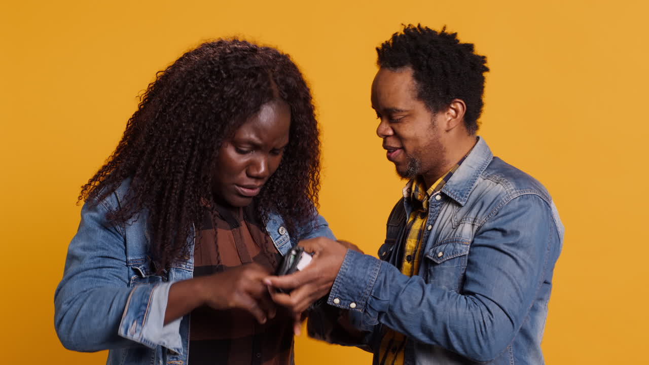 socios afroamericanos en deudas luchando con dinero y gastos