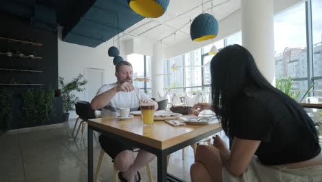 couple eating pizza at a restaurant