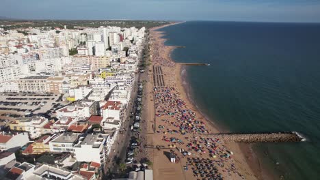 Ciudad-De-Quarteira-En-El-Algarve,-Un-Vídeo-Desde-El-Cielo