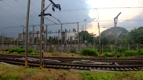 Central-Eléctrica-De-Alta-Tensión-Para-Ferrocarriles-Alta-Electricidad-|-Subestación-De-Tensión-Con-Pilones-Altos-Y-Cables-De-Distribución-De-Tensión-De-Los-Ferrocarriles