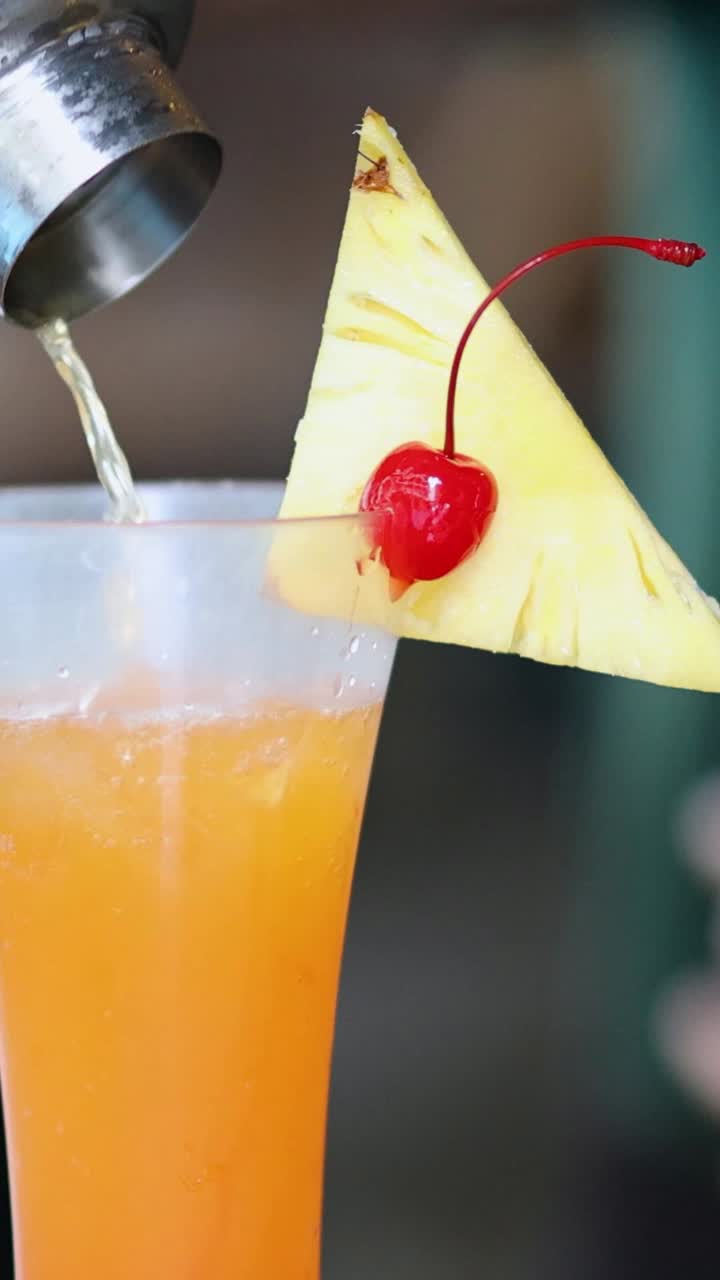 cóctel de piña con guarnición de cerezas