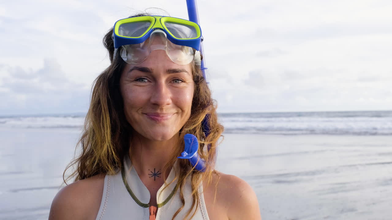 沙灘上的一位年輕女子