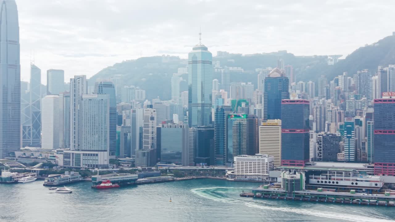 Letecký pohled na panorama Hongkongu z Victoria Harbour, s hustými mrakodrapy tyčícími se podél nábřeží a vytvářejícími jednu z nejikoničtějších městských krajin v Asii. (2)