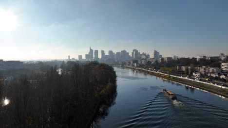 Luftbild-Paris:-Die-Schönheit-Der-Seine,-Île-De-La-Jatte,-Skyline-Von-La-Défense,-Sonniger-Lastkahn