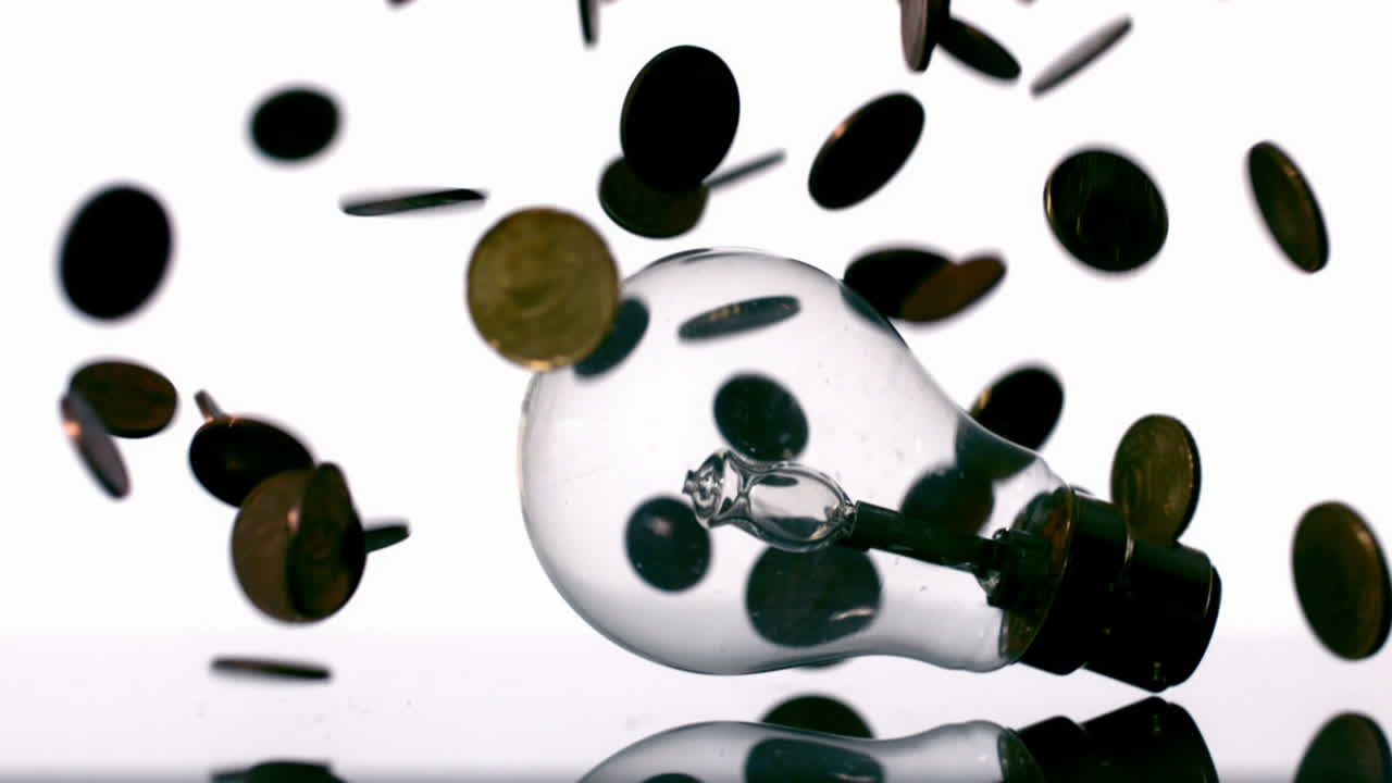 monedas de euro que caen en una bombilla