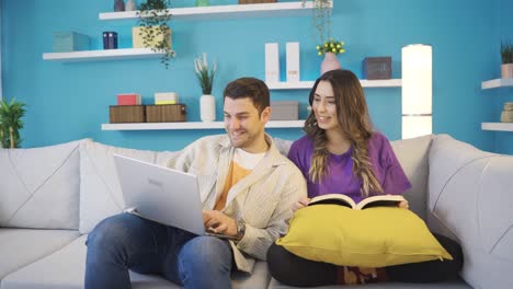 una pareja joven en una relación linda y feliz en casa.