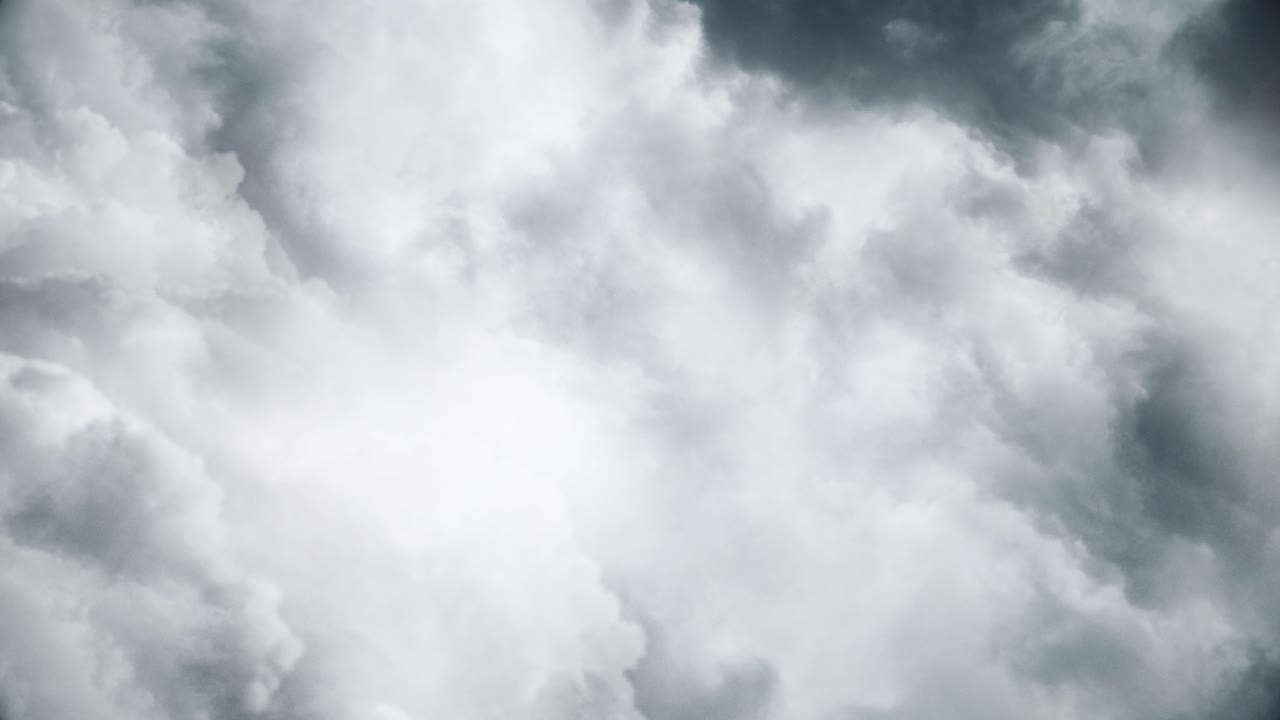 vista de 4k de tormenta y nubes oscuras de columbus en movimiento