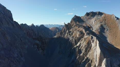 drohne fliegt über die berge, vorwärtsbewegung