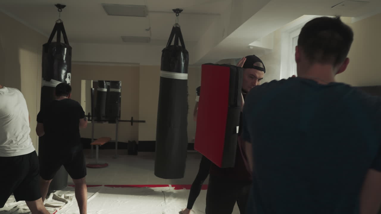 태권도 팀은 전투 체육관에서 전투 예술을 훈련합니다. 무술 학생 그룹은 스포츠 클럽에서 슬로우 모션으로 히트를하는 연습을합니다. 전투 마스터 운동