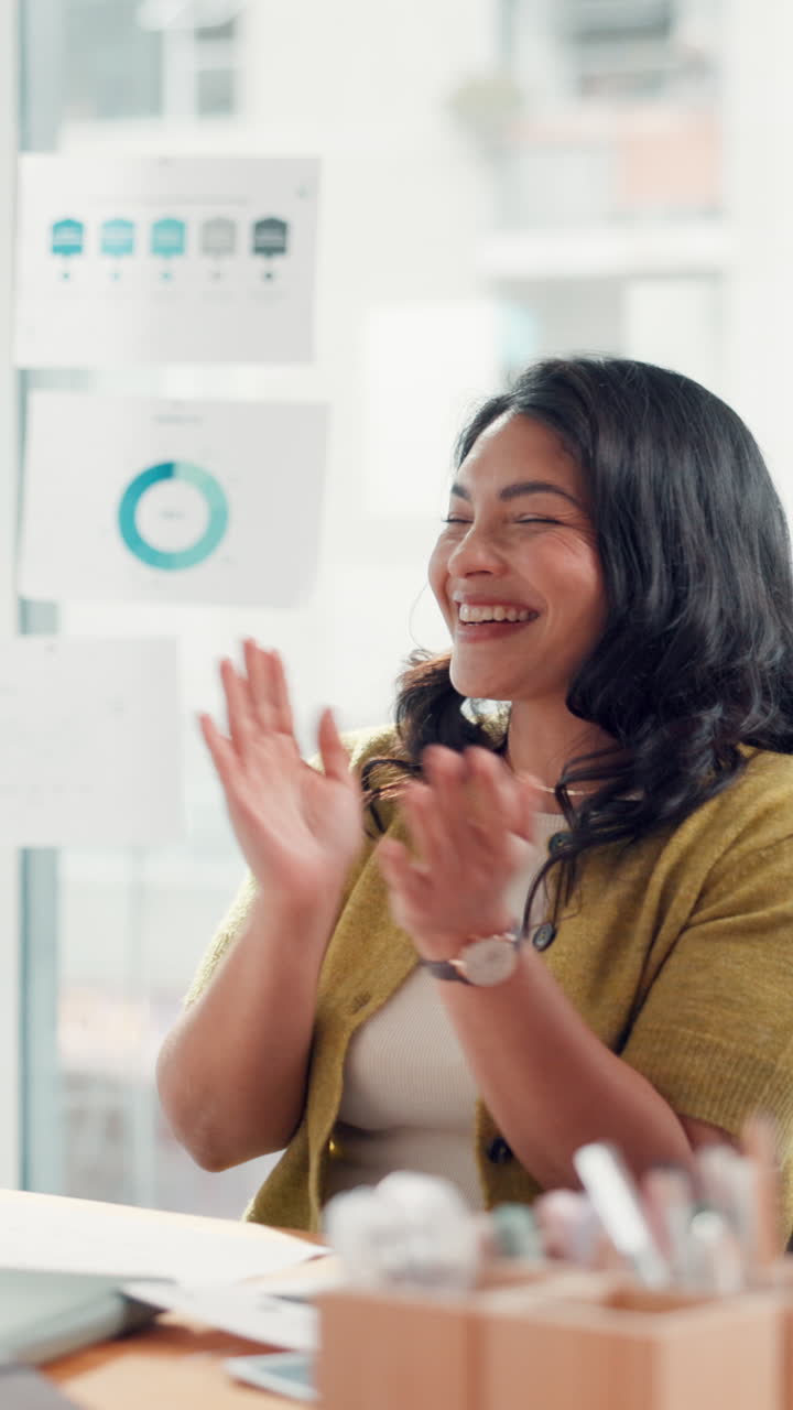 Mulher de negócios feliz aplaudindo e socando o ar no escritório