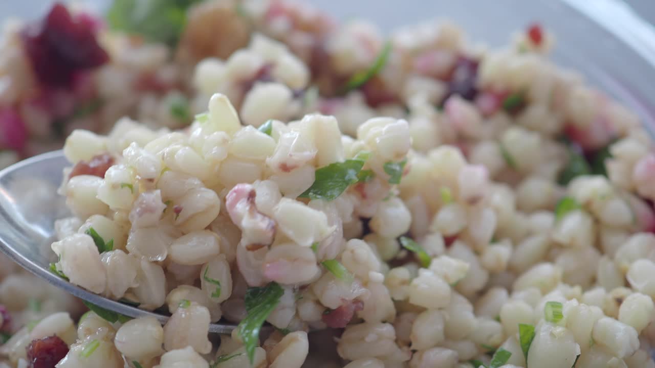 vista de cerca de una ensalada de granos mixtos con arándanos y nueces