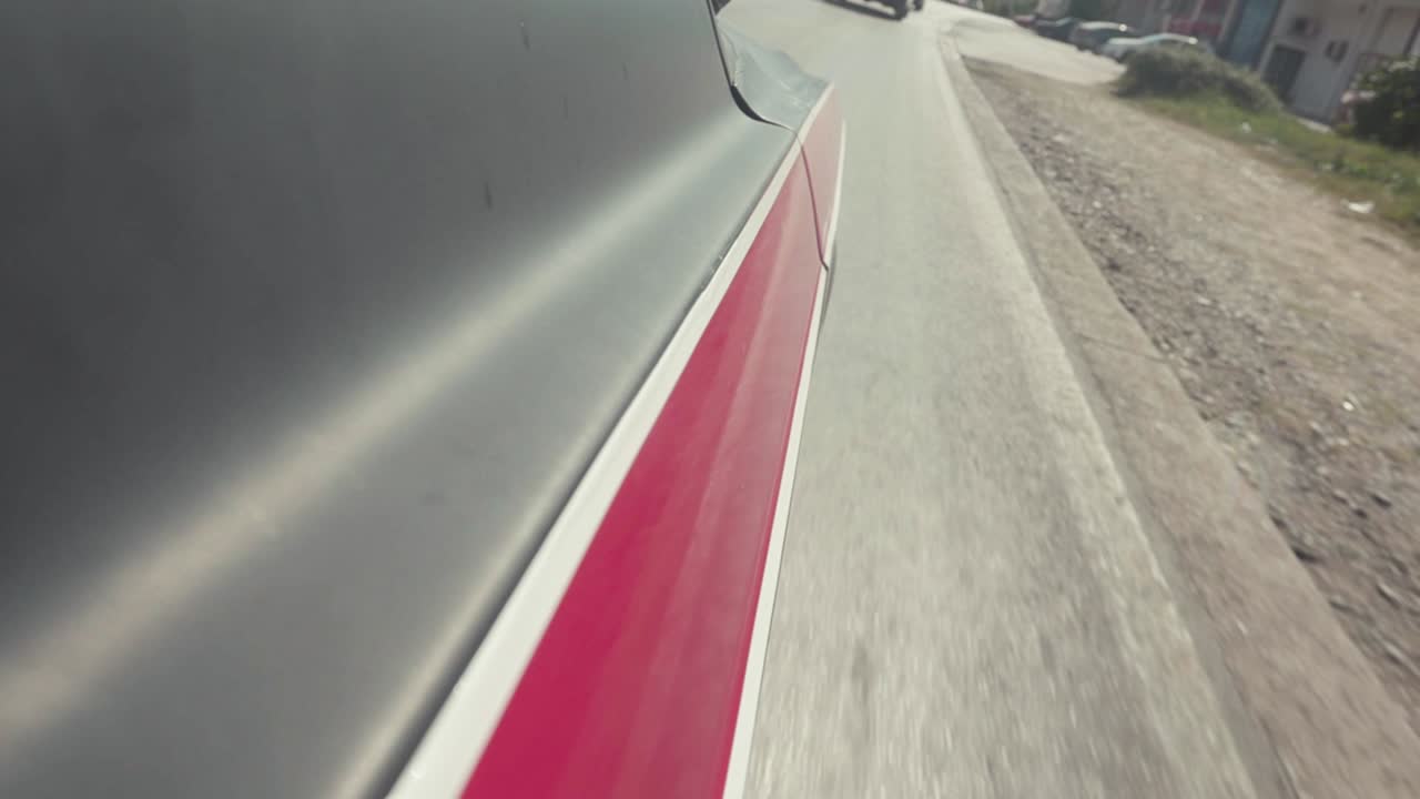 도로 에서 자동차 를 운전 하는 것