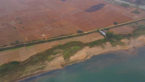 Tierras-De-Cultivo-Yermas,-Río,-Camino-Rural