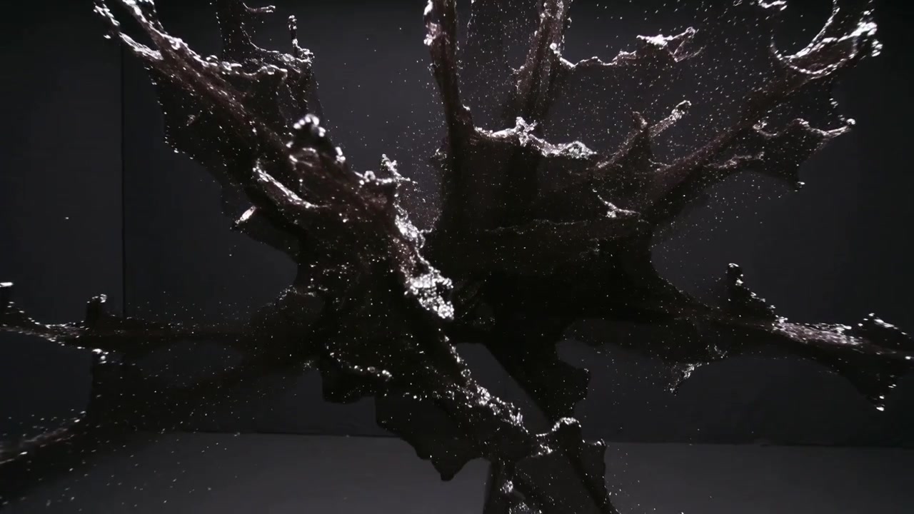 Rilascio di una Linea di Sospensione con Massa Liquida Scura che si Espande a Forma di Stella in Studio