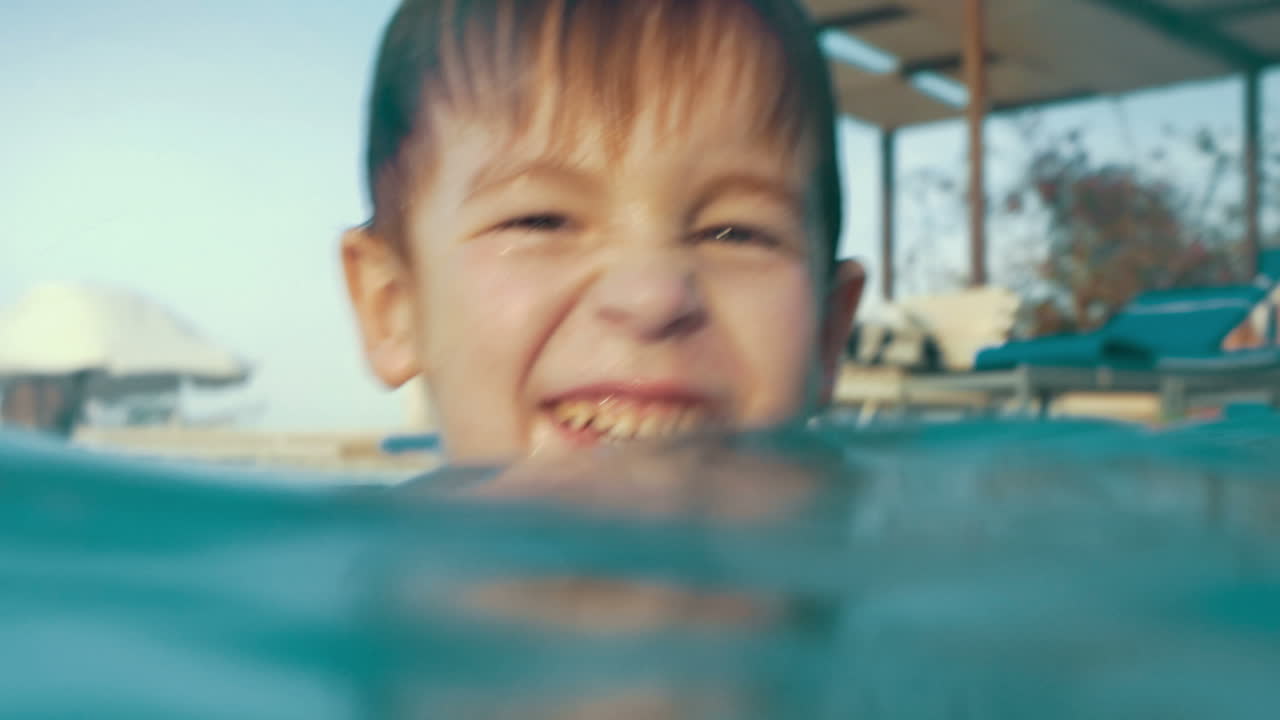 그는 하루종일 수영장에서 놀 수 있습니다.