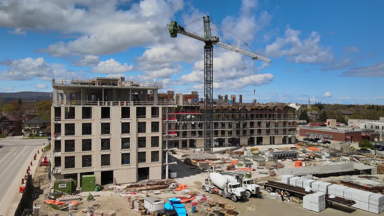 drone volando alrededor de una grúa en un sitio de construcción en collingwood, ontario