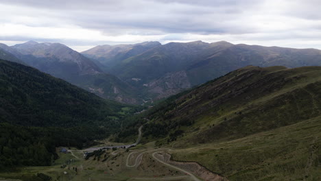 Drone-Disparó-Sobre-Un-Valle-En-Las-Montañas