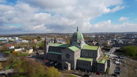 tomada de un avión no tripulado del sol golpeando la catedral de galway en irlanda