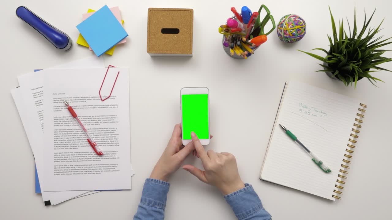 imagen de una mujer de negocios usando un teléfono inteligente en el escritorio.