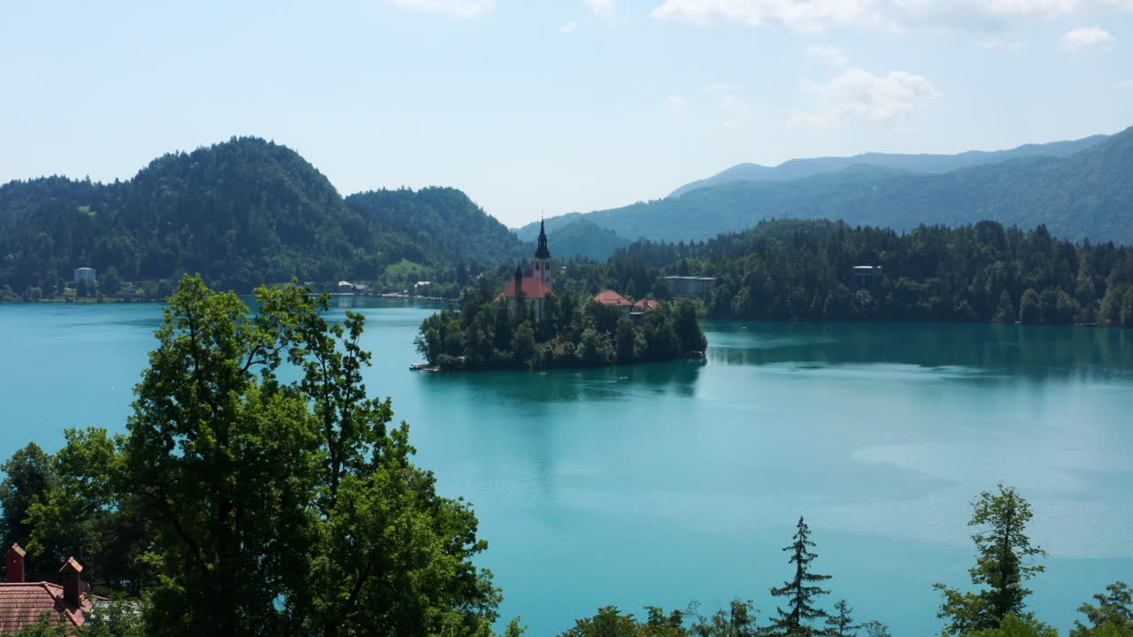 Panorama del Lago di Bled con l'Isola di Bled e vista sulle montagne di giorno in Slovenia.