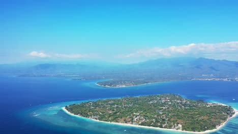 Isla-Kalimantan-En-Asia---Hermosa-Isla-Tropical-Rodeada-Por-Un-Océano-Azul-Brillante-En-Un-Día-Soleado---Toma-Aérea