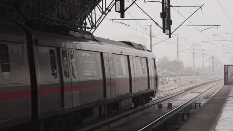 el metro de delhi sale de la estación.