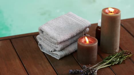 toallas velas y lavanda seca junto a la piscina