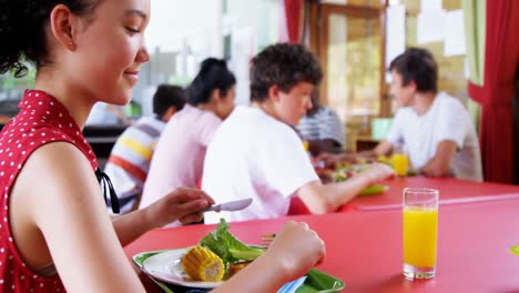 Schulmädchen-Beim-Mittagessen-In-Der-Kantine-4k