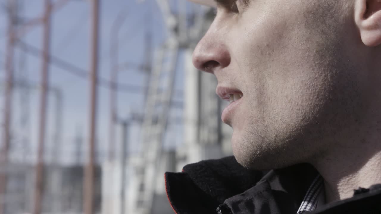 전선 근처 에서 커피 를 마시는 사람