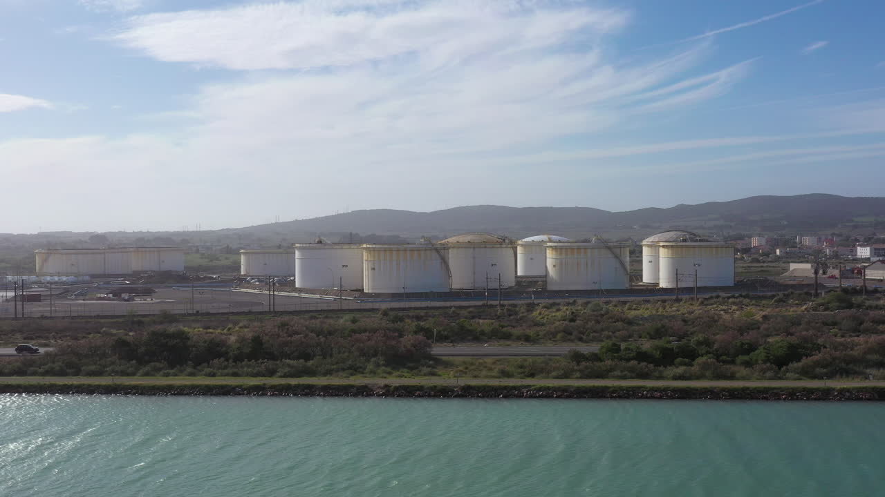 운하 및 석유 저장 시설 프론티간 프랑스 공중 드론  해가 지는