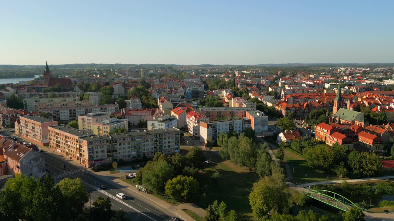 vista panorámica de la ciudad verde de los alces rodeada de bosques y lagos en una tarde soleada