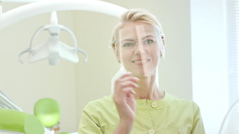mujer dentista vistiendo gafas de seguridad. mujer médico preparándose para el trabajo